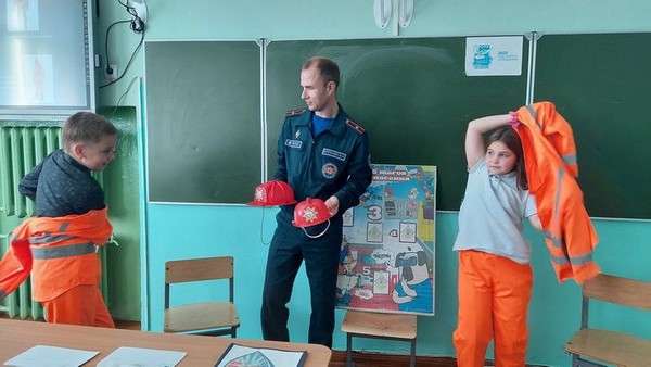 Сотрудники Толочинского РОЧС провели эвакуацию и урок безопасности в средней школе №1