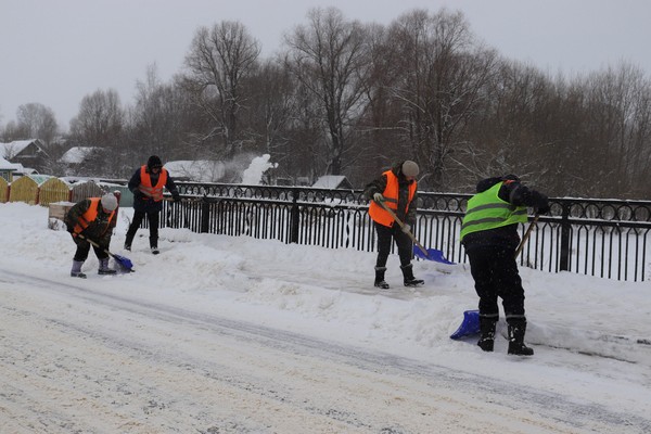 Борьба со снегом в Толочинском районе ведется в круглосуточном режиме