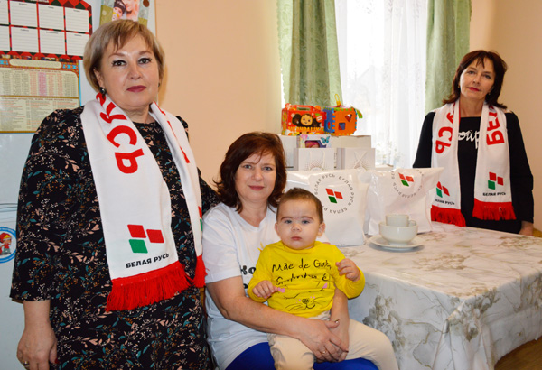 Толочинское районное отделение РОО «Белая Русь» поздравило с Новым годом детский дом семейного типа