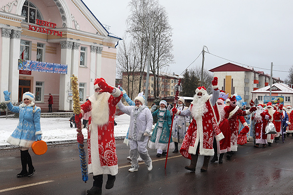 Праздник в Толочине подарили новогодние сказочные персонажи (+фото)