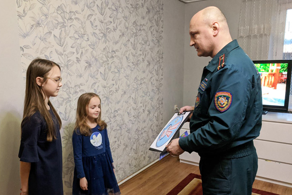 Сотрудники Толочинского РОЧС напомнили о правилах пожарной безопасности многодетным семьям в Толочине