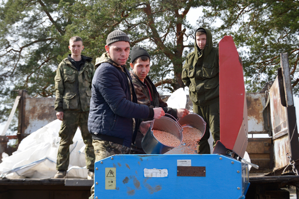 Труженикам ОАО «Друцк-Агро» во время посевной помогают учащиеся Кохановского государственного колледжа