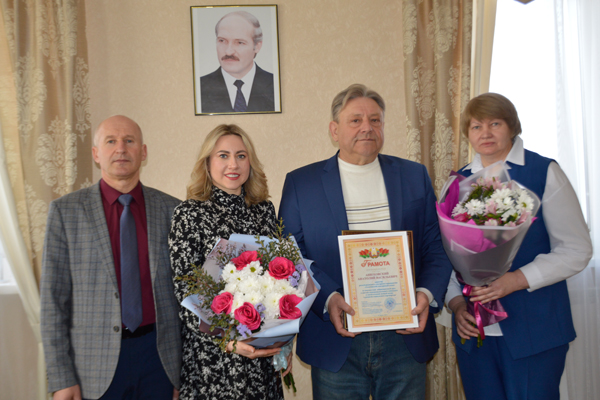 Директора Толочинского консервного завода поздравили представители районной власти и отраслевого профсоюза