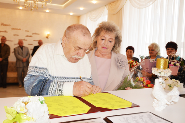 Супружеская пара Сергея и Светланы Волчковых из Толочина встретила 50-летний юбилей совместной жизни