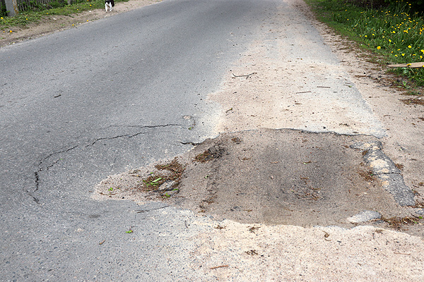 Прокладка водопровода повлекла провал дороги на улице Гоголя в Толочине